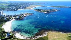 PORSPODER : MAGNIFIQUE VUE MER POUR CE COSY PENTY AVEC JARDIN ROCHERS TYPIQUES ET TERRASSE PANORAMIQUE